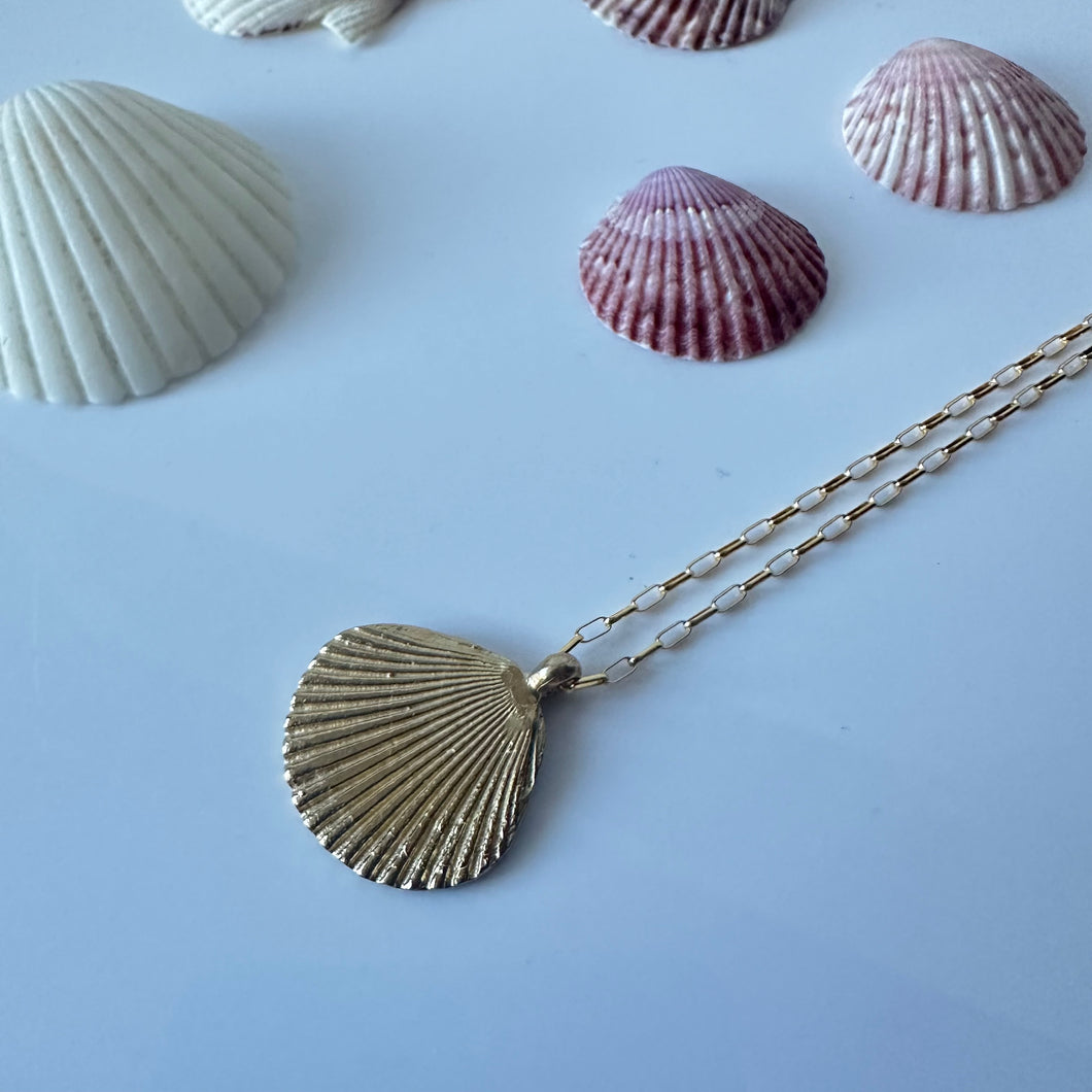 La Sirena Shell Necklace - Yellow Bronze